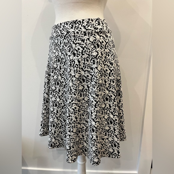 Paraphrase Black & White Patterned Skirt - Medium - Picture 4 of 9